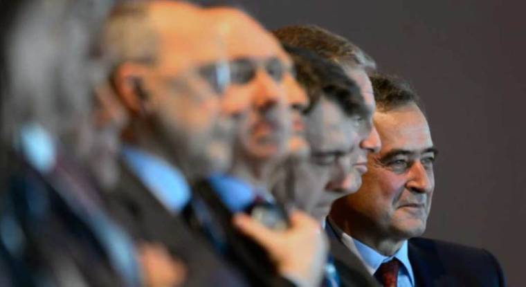 Bruno Lafont (à droite), coprésident du conseil d'administration de Lafargeholcim, lors de l'assemblée extraordinaire des actionnaires du suisse Holcim qui a entériné le mariage avec le français Lafarge, le 8 mai 2015 à Zurich. (© F. Coffrini / AFP)