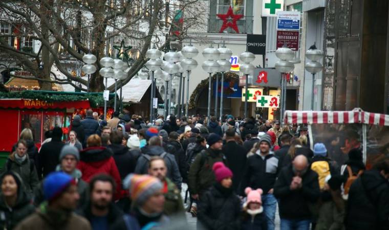 Des personnes se promènent dans la principale rue commerciale de Munich avant les célébrations de Noël