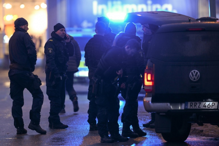 Des policiers suédois près d'une école à Örebro le 4 février 2025 ( AFP / Jonathan NACKSTRAND )