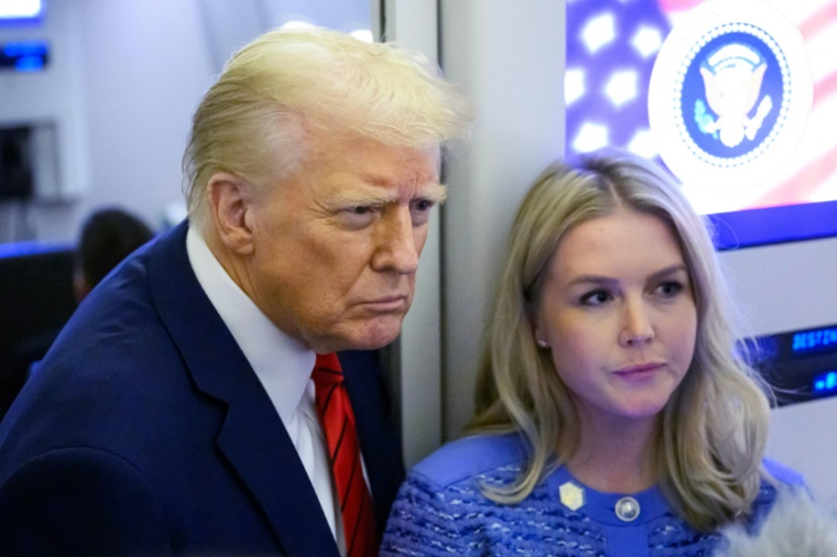 Donald Trump et son porte-parole Karoline Leavitt le 27 janvier 2025 sur l'avion présidentiel américain (AFP / Mandel NGAN)