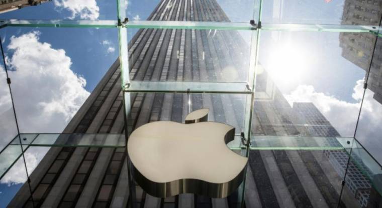 Le logo Apple apparaît dans une boutique de la 5e Avenue à New York. (© A. Burton / AFP)