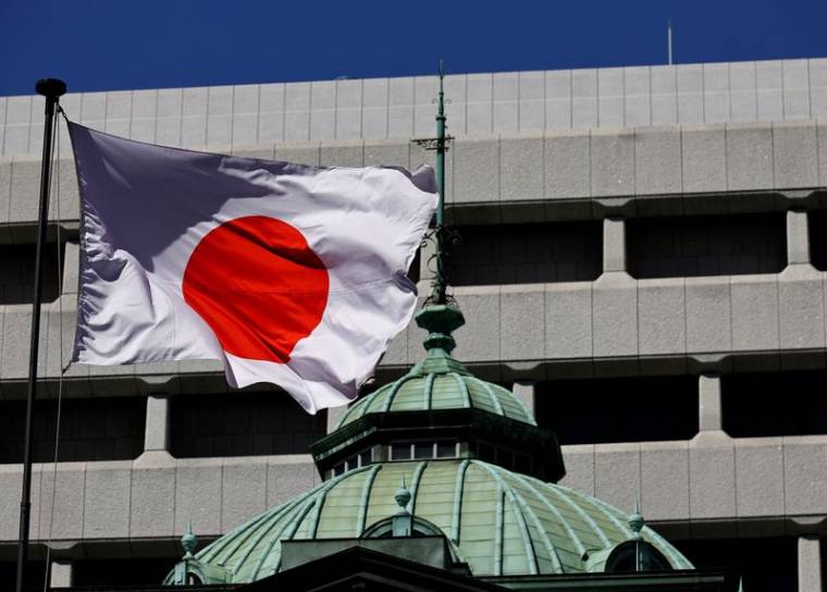 Le drapeau japonais flotte sur le bâtiment de la Banque du Japon à Tokyo