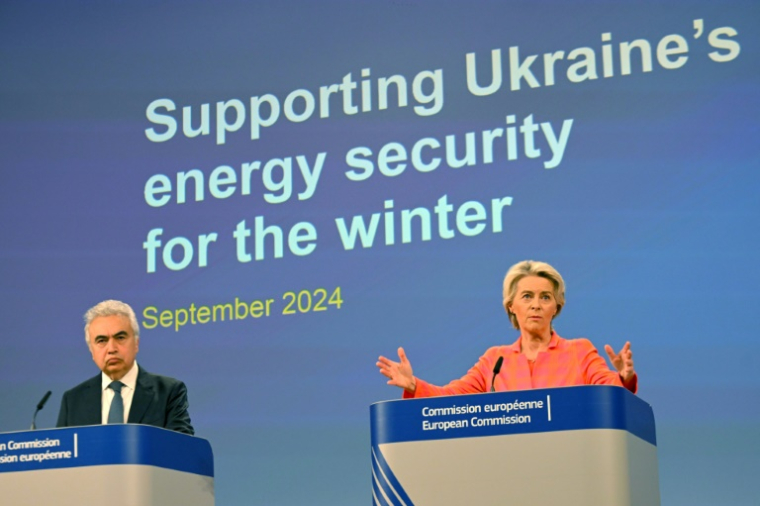 La présidente de la Commission européenne Ursula von der Leyen et le directeur général de l'AIE Fatih Birol lors d'une conférence de presse sur le soutien à la sécurité énergétique de l'Ukraine pour l'hiver, le 19 septembre 2024 à Bruxelles ( AFP / Nicolas TUCAT )