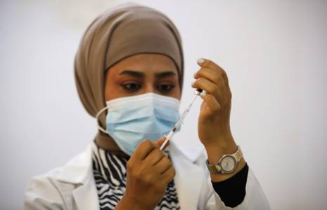 Une infirmière prépare un vaccin contre la rougeole dans une école de Bagdad le avril 2024 ( AFP / AHMAD AL-RUBAYE )