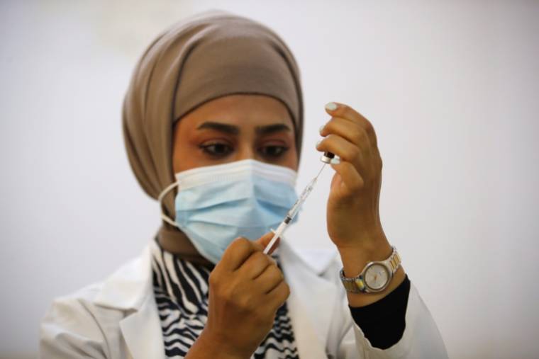 Une infirmière prépare un vaccin contre la rougeole dans une école de Bagdad le 14 avril 2024 ( AFP / AHMAD AL-RUBAYE )