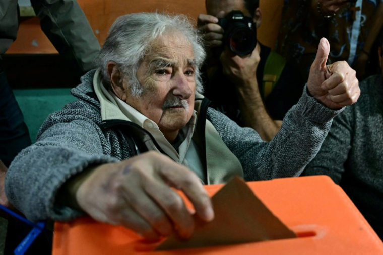 L'ancien président uruguayen José Mujica lève le pouce en votant  à Montevideo le 27 octobre 2024, lors des élections présidentielle et législatives ( AFP / Pablo PORCIUNCULA )