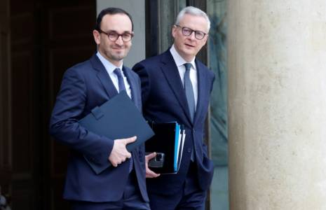 Le ministre de l'Economie et des Finances Bruno Le Maire (D) et le ministre délégué aux Comptes publics Thomas Cazenave (G) quittent l'Elysée à Paris, le 21 février 2024 ( AFP / Ludovic MARIN )
