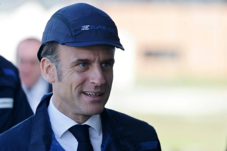 Le président Emmanuel Macron visite une usine de poudre pour obus à Bergerac, en Dordogne, le 11 avril 2024 ( POOL / Ludovic MARIN )