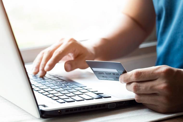 En cas de fraude à la carte bancaire, la victime doit être rapidement remboursée ( crédit photo : Shutterstock )