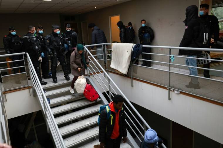 Des forces de l'ordre font évacuer aux migrants le squat de Vitry-sur-Seine, le 17 avril 2024 dans le Val-de-Marne ( AFP / EMMANUEL DUNAND )
