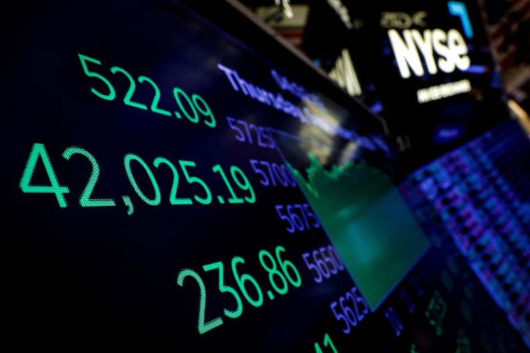 Un écran affiche l'indice Dow Jones sur le parquet de la Bourse de New York