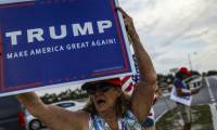 Des partisans de Donald Trump près de sa résidence Mar-a-Lago en Floride, le 30 mai 2024 ( AFP / Chandan KHANNA )