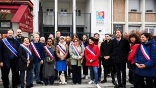Le maire du 20e arrondissement Eric Pliez (4e G)et d'autres élus des responsables devant le lycée Maurice-Ravel à Paris le 29 mars 2024 ( AFP / Bertrand GUAY )