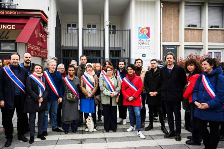 Le maire du 20e arrondissement Eric Pliez (4e G)et d'autres élus des responsables devant le lycée Maurice-Ravel à Paris le 29 mars 2024 ( AFP / Bertrand GUAY )