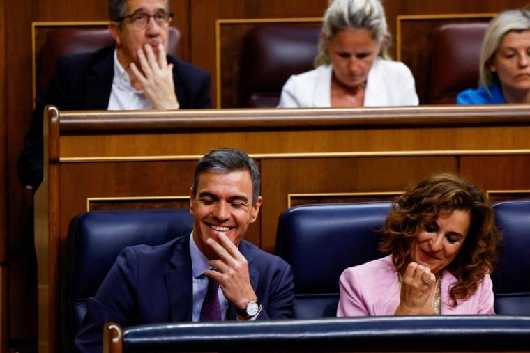 Le premier ministre espagnol Pedro Sanchez et la première vice- présidente du gouvernement Maria Jesus Montero au parlement à Madrid