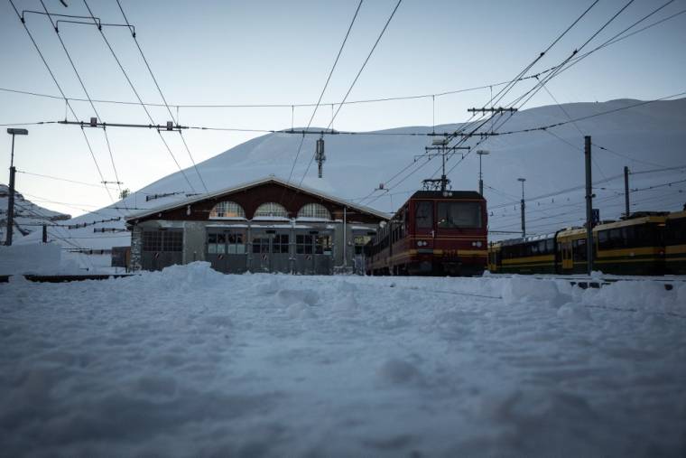 Un train de la Jungfraubahn se trouve à la gare de Wengen, dans les Alpes suisses, le 15 janvier 2019. ( AFP / LIONEL BONAVENTURE )