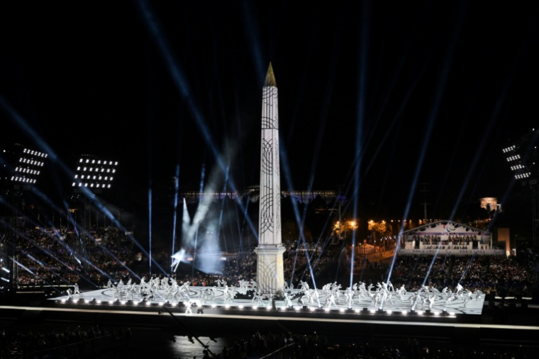 Le spectacle "Paradoxe" place de la Concorde à Paris, lors de la cérémonie d'ouverture des Jeux paralympiques Paris-2024, le 28 août 2024 ( AFP / Bertrand GUAY )