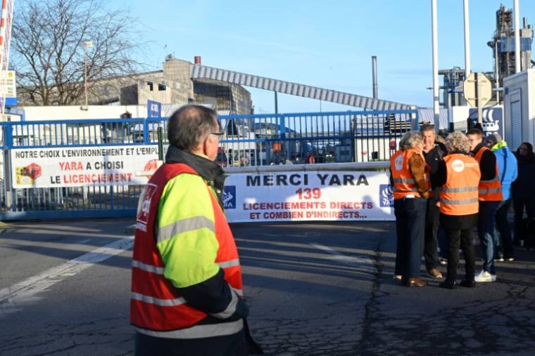 Employees of the Norwegian fertilizer group Yara on strike in front of the Montoir-de-Bretagne factory, November 22, 2023 in Loire-Atlantique (AFP / Damien Meyer)