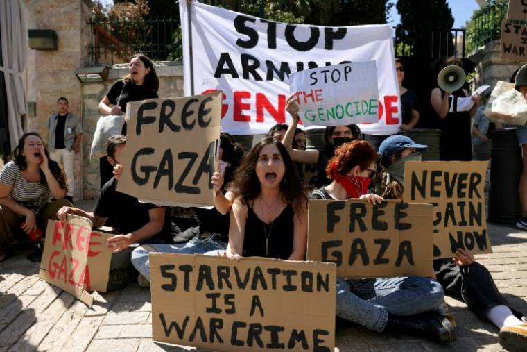 Des militants israéliens protestent contre la guerre dans la bande de Gaza devant le consulat américain à Jérusalem, le 24 mai 2024 ( AFP / AHMAD GHARABLI )