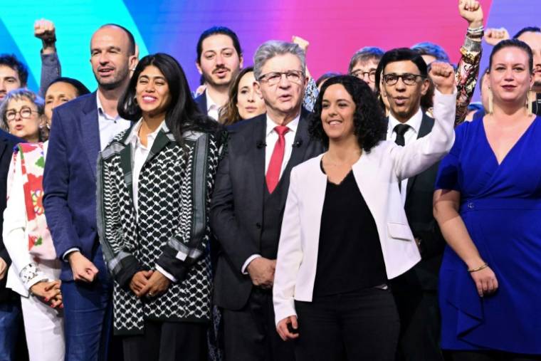 La cheffe de file des députés LFI Mathilde Panot (droite, en bleu), la tête de liste de LFI aux européennes Manon Aubry (blazer blanc), le leader des Insoumis Jean-Luc Mélenchon (centre), la candidate Rima Hassan (veste noir et blanc) et le coordinateur de LFI Manuel Bompard (gauche), notamment, le 16 mars 2024 à Villepinte ( AFP / Bertrand GUAY )