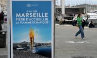 Une affiche "Marseille est fière d'accueillir la flamme olympique" sur le Vieux-Port, le 6 mai 2024 à Marseille ( AFP / Nicolas TUCAT )