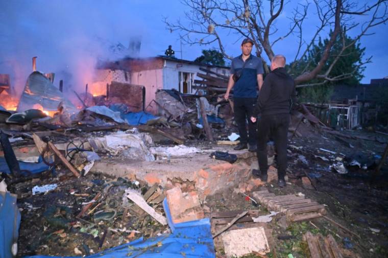 Une maison détruite après une attaque de drone russe dans la banlieue de Kharkiv, le 21 mai 2024, en Ukraine ( AFP / SERGEY BOBOK )