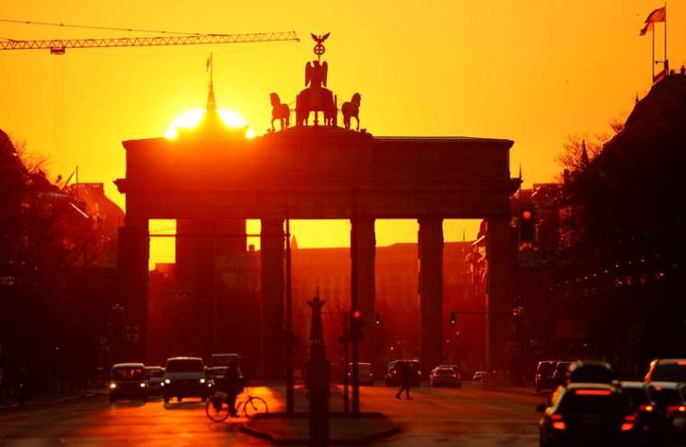 Le soleil se lève derrière la Porte de Brandebourg à Berlin