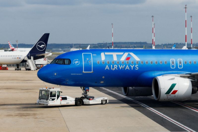 Un avion du transporteur italien Italia Trasporto Aereo (ITA Airways) est stationné à côté d'un avion de Lufthansa