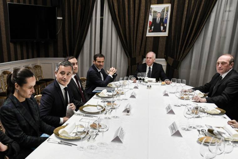 Gérald Darmanin et des élus corses à Paris, le 26 février 2024. ( AFP / STEPHANE DE SAKUTIN )