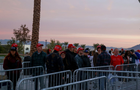 Des partisans de l'ancien président américain Donald Trump attendent un meeting de campagne à   Henderson, dans l'Etat du Nevada, le 31 octobre 2024 ( AFP / Ian Maule )