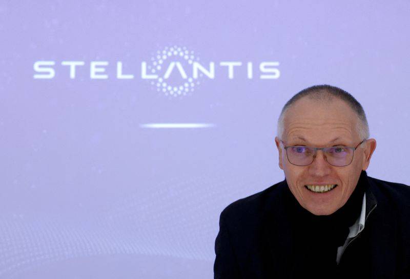 Carlos Tavares, DG de Stellantis, lors d'une conférence de presse à Atessa