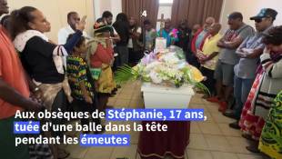 Nouvelle-Calédonie: foule aux obsèques de Stéphanie, 17 ans, tuée lors des émeutes