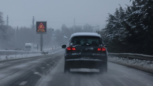 Une voiture sur l'autoroute A26 entre Calais et Arras sous la neige, le 9 janvier 2025 ( AFP / DENIS CHARLET )