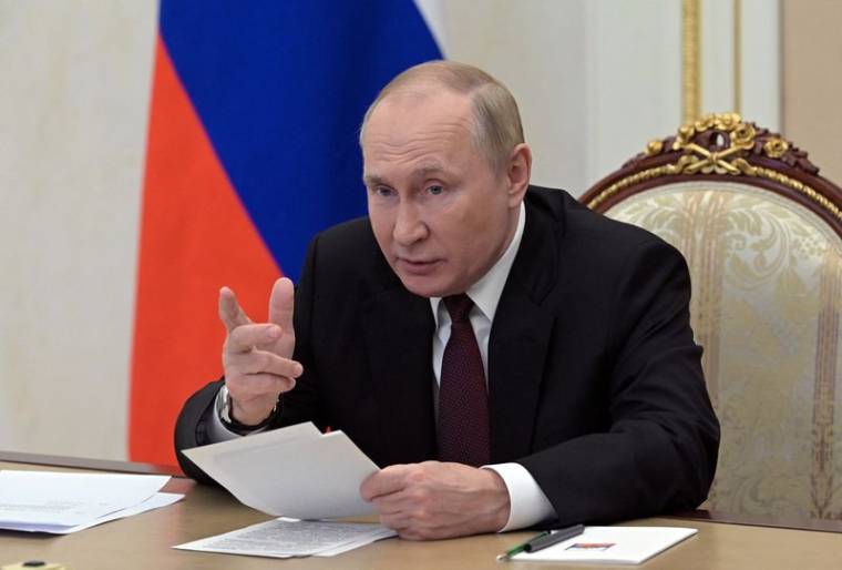 Le président russe Vladimir Poutine s'adresse aux chefs des agences de sécurité des États de la CEI par vidéo à Moscou