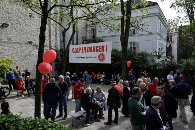 Des manifestants venus soutenir le club de pétanque de Montmartre, le 14 avril 2024, à Paris ( AFP / STEPHANE DE SAKUTIN )