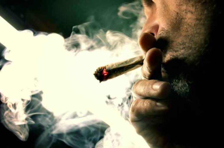 Par ordre décroissant, les substances psychoactives les plus consommées quotidiennement en prison sont le tabac, le cannabis et l'alcool ( AFP / Jeff PACHOUD )