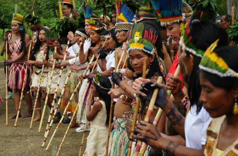 Des indigènes de l'Amazonie colombienne participent à une cérémonie de demande de pardon à la Casa Arana de La Chorrera, en Colombie, le 23 avril 2024 ( AFP / David SALAZAR )