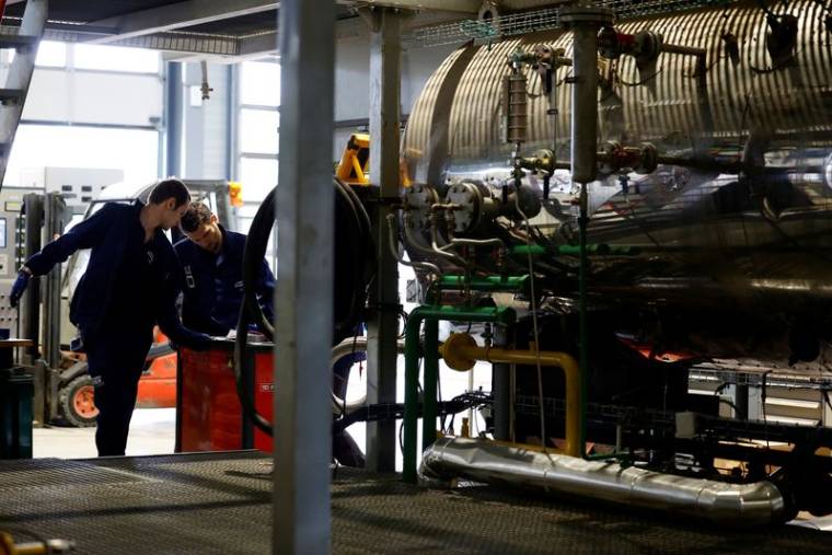 Des salariés au H2 Factory, une plateforme de recherche et d'innovation au service du développement de l'hydrogène renouvelable, à Stains, en France