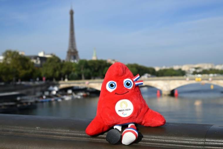 La mascotte des JO de Paris 2024 prise en photo sur le Pont Alexandre-III, au-dessus de la Seine, le 16 août 2023 à Paris ( AFP / Bertrand GUAY )
