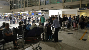 Des passagers attendent devant l'aéroport Napoléon Bonaparte d'Ajaccio, en Corse, le 3 octobre 2024 ( AFP / Pascal POCHARD-CASABIANCA )