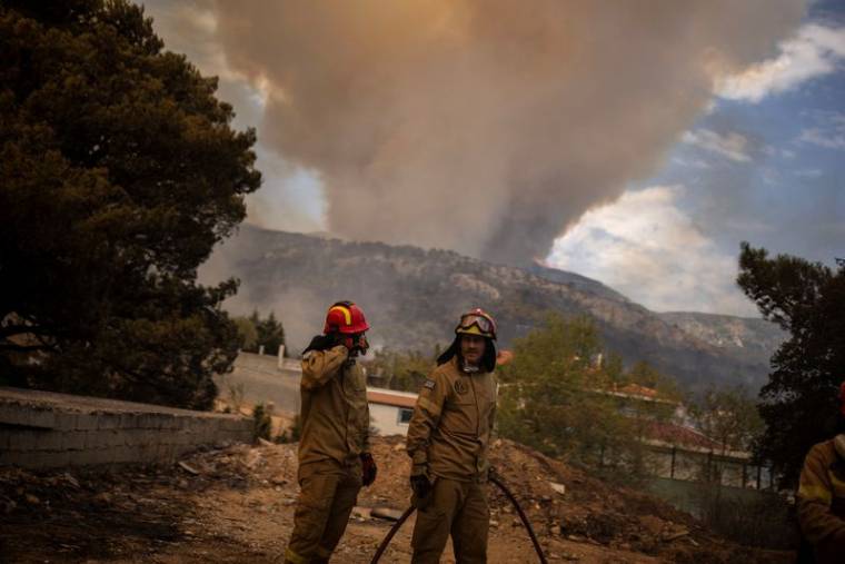 Un incendie de forêt fait rage près d’Athènes
