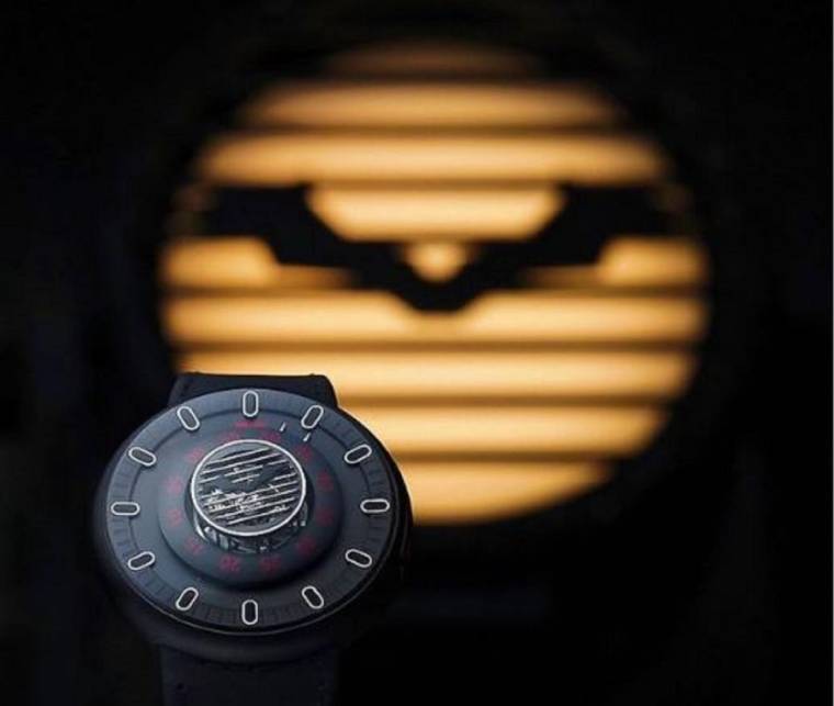 À l’occasion de la sortie du nouveau Batman, Kross Studio sort une montre collector en hommage à l’homme chauve-souris. crédit photo : Capture d’écran Instagram @krossstudio