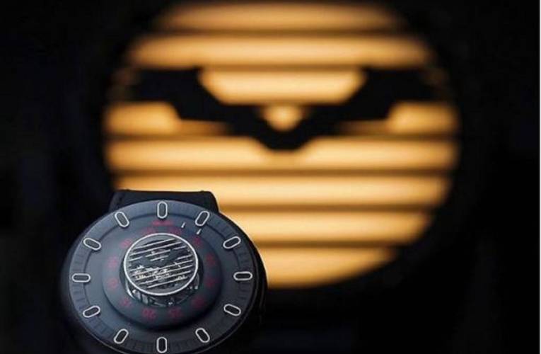 À l’occasion de la sortie du nouveau Batman, Kross Studio sort une montre collector en hommage à l’homme chauve-souris. crédit photo : Capture d’écran Instagram @krossstudio