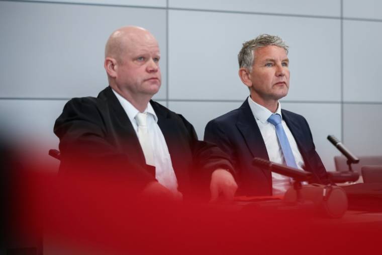 Björn Höcke (d), leader du parti d'extrême droite AfD en Thuringe, et son avocat Ulrich Vosgerau, au tribunal de Halle pour son procès, le 14 mai 2024 en Allemagne ( POOL / RONNY HARTMANN )