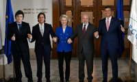 Les présidents argentin Javier Milei et uruguayen Luis Lacalle Pou, la présidente de la Commission européenne Ursula von der Leyen, les présidents brésilien Luiz Inacio Lula da Silva et paraguayen Santiago Pena, posent au sommet du Mercosur à Montevideo le 6 décembre 2024 ( AFP / Eitan ABRAMOVICH )