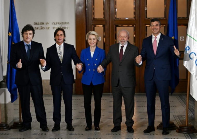 (g à d) Le président argentin Javier Milei, le président uruguayen Luis Lacalle Pou, la présidente de la Commission européenne Ursula von der Leyen, le président brésilien Luiz Inacio Lula da Silva et le président paraguayen Santiago Pena au sommet du Mercosur à Montevideo, le 6 décembre 2024 en Uruguay ( AFP / Eitan ABRAMOVICH )