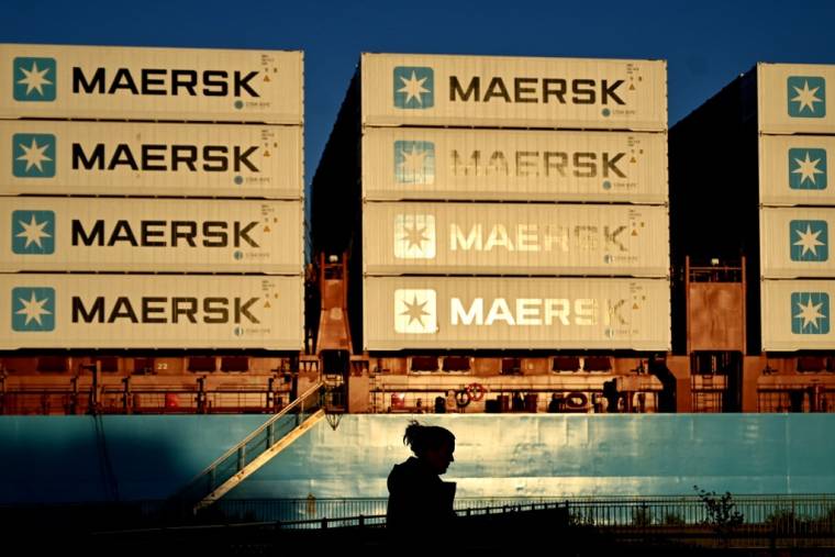 Des containers sur un navire de transport de la société Maersk à Copenhague le 31 décembre 2023. ( AFP / SERGEI GAPON )