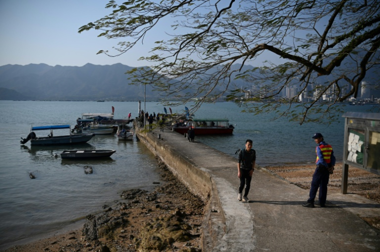 Des visiteurs dans le village de Kuk po, à Hong Kong, à la frontière avec la Chine, le 18 janvier 2025 ( AFP / Peter PARKS )