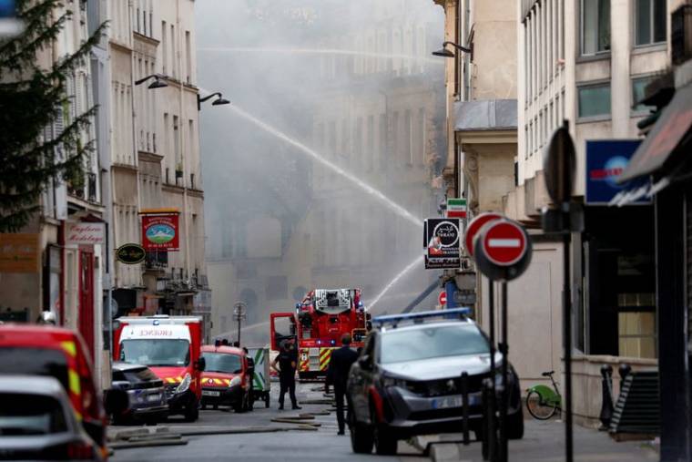 Plusieurs bâtiments en feu à la suite d'une explosion de gaz à Paris, en France