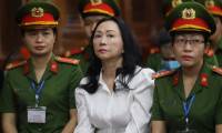 La milliardaire vietnamienne de l'immobilier, Truong My Lan (c), lors de son procès au tribunal d'Ho Chi Minh-Ville, le 11 avril 2024 ( AFP / STR )